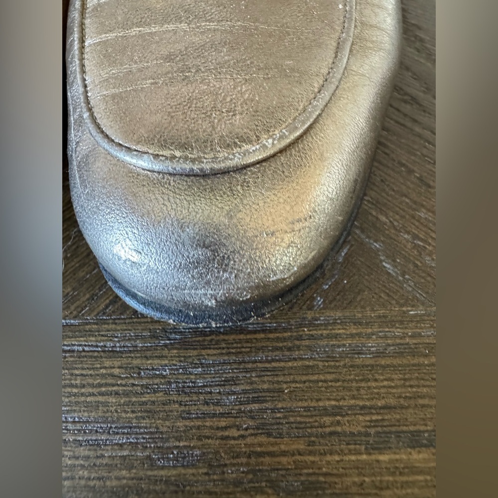 Genuine Ferragamo Gold flats. SZ 7 1/2. - Picture 2 of 9